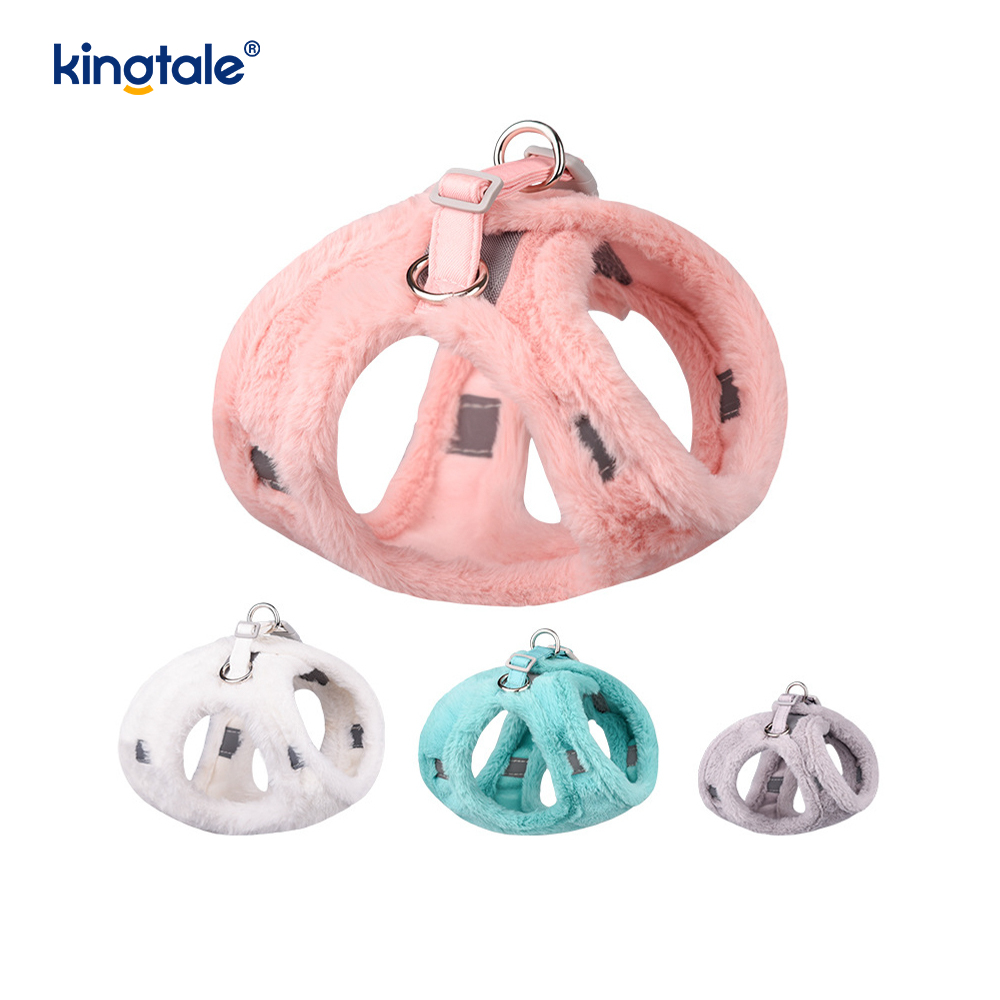 Set di guinzagli per cani da compagnia in peluche. Gilet per imbracatura per cani da passeggio autunnale
